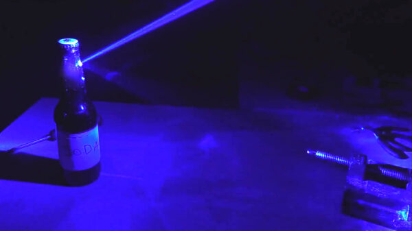 Met 's werelds sterkste handheld laser maak je met gemak je flesje open