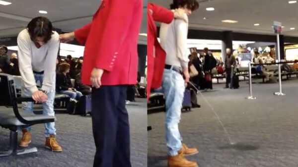 Bezopen passagier straalt rustig van zich af in de vertrekhal van het vliegveld