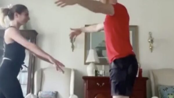 Dansers doen een sessie in hun woonkamer