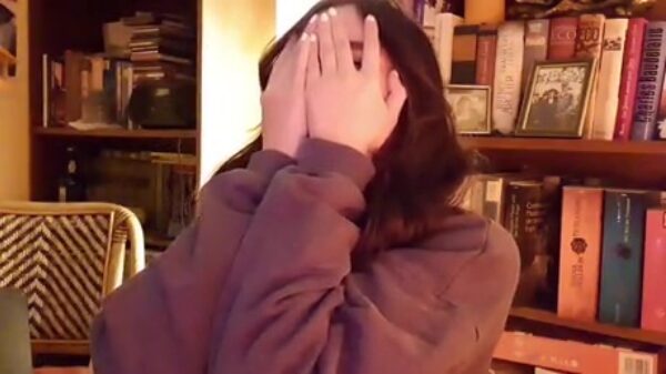 Livestreamster net iets te openhartig als blijkt dat haar vader meeluistert