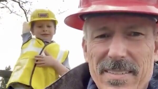 Papa demonstreert even het belang van een kwalitatief goede helm