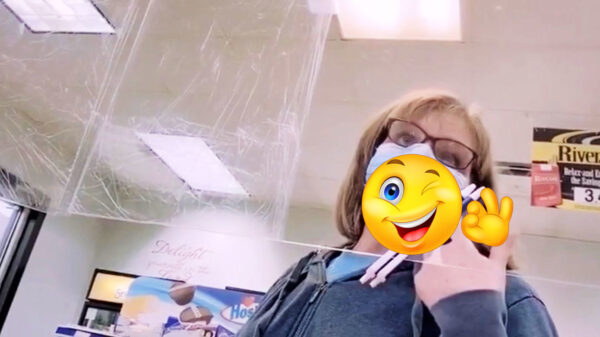 Amerikaanse vindt ademen met mondkapje lastig maar heeft geniale lifehack