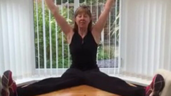 Moeder laat even zien hoe je lenig kunt blijven tijdens de quarantaine