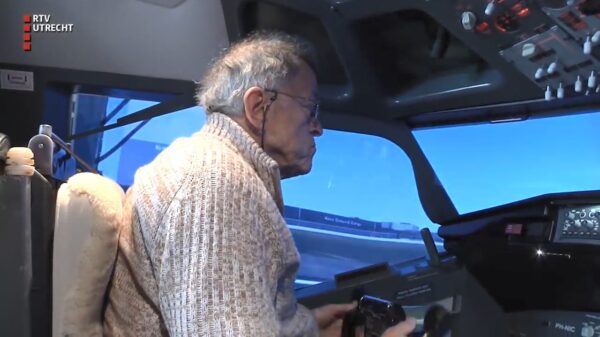 Nico heeft zijn eigen cockpit van een Boeing 737 in huis