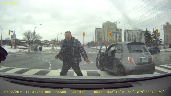 Pissige automobilist flipt hem he-le-maal de pan uit tijdens road rage