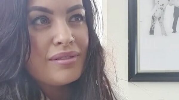 Mama drinkt zichzelf wat moed in quarantainetijd