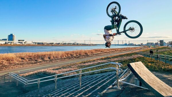 Trialsrijder met belachelijke skills gaat even achter zijn meissie aan