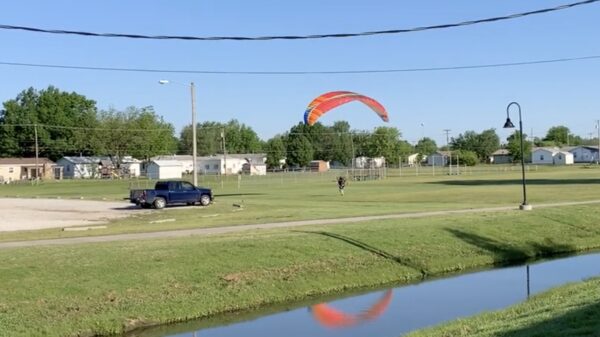 Deze paraglider moet echt nog even aan zijn start werken