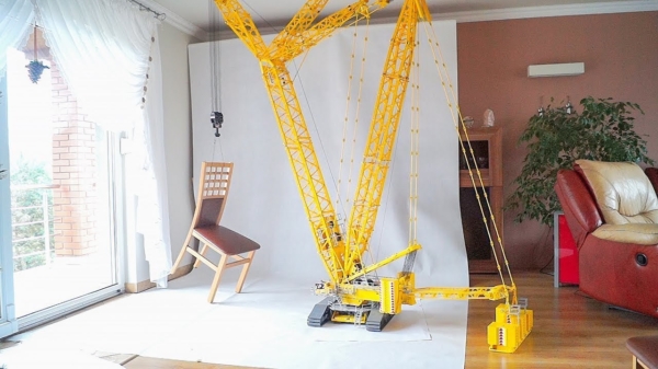 Creatieveling bouwt een gigantische werkende kraan van LEGO