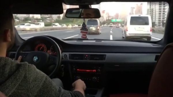 Idiote Turkse BMW-bestuurder slalomt door het drukke verkeer
