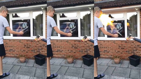 Spuit elf én twaalf ontdekken het trucje met een spuitbus en vuur