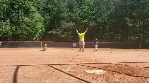 Feelgood: vader door het dolle heen na eerste homerun van zoontje