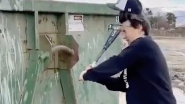 Een container kapotslaan met je honkbalknuppel