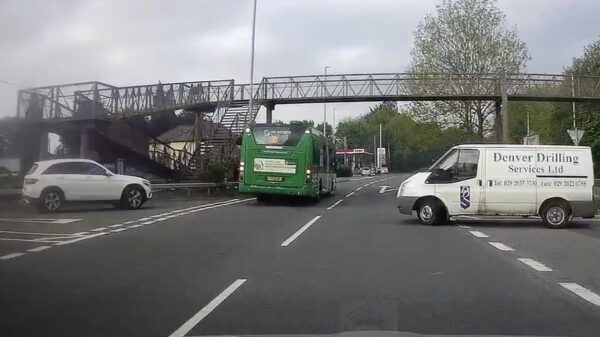Busje parkeert keurig zijn neus over het streepje en wordt keurig aangetikt