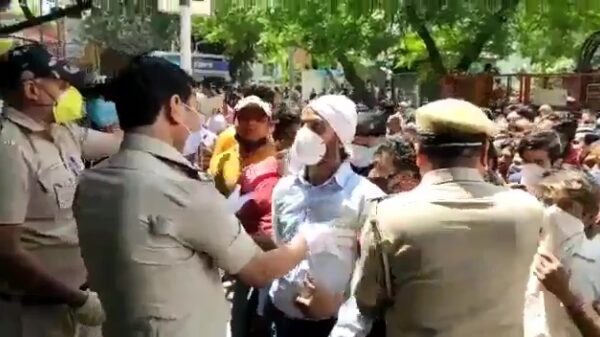 Duizenden Indiërs in de rij voor de slijterij na beëindiging lockdown