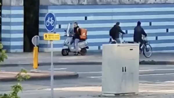 Thuisbezorgster zet scooter keurig aan de kant om 2 minuten te herdenken