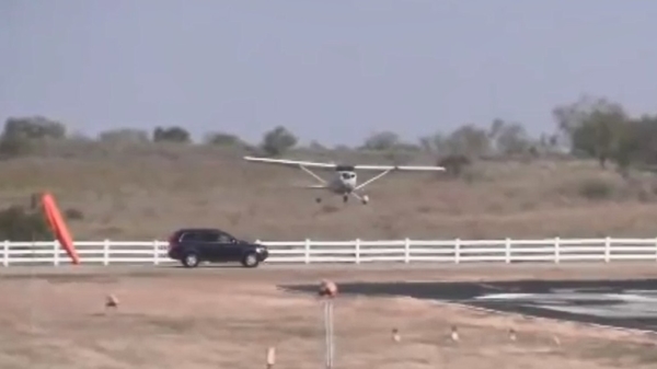 Vliegtuig kust onoplettende automobilist als hij probeert te landen