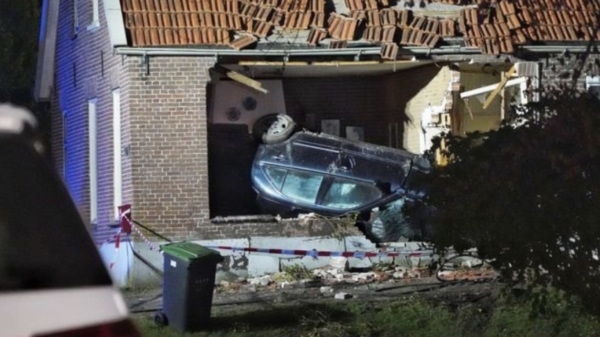 Bizar ongeluk in Bergentheim: auto rijdt woning binnen na politieachtervolging