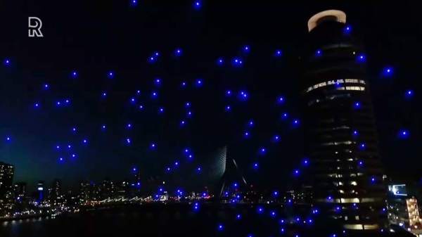 Schitterende lichtshow boven Rotterdam met honderden drones