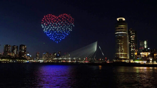 Schitterende lichtshow boven Rotterdam met honderden drones