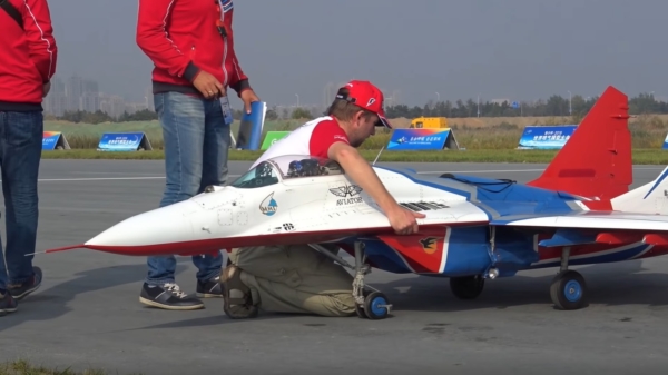 Toys for boys: stukje vliegen met een gigantische afstandbestuurbare Russische MiG-29 straaljager