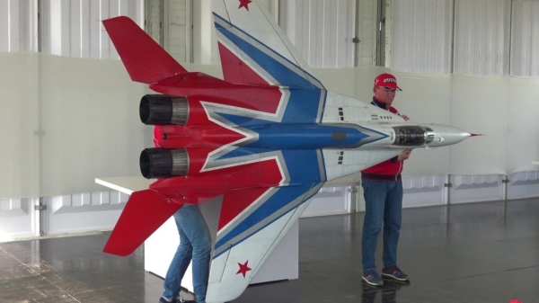Toys for boys: stukje vliegen met een gigantische afstandbestuurbare Russische MiG-29 straaljager