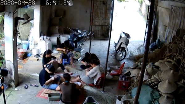 Vietnamese werkers worden opgeschrikt door sinkhole in de woonkamer