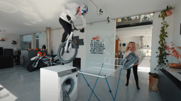 MTB-pro Fabio Wibmer maakt er het beste van tijdens deze coronacrisis