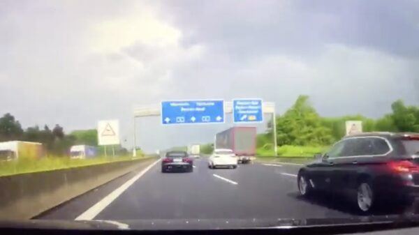 Automobilist weet zijn glijdende Jaguar met geluk in bedwang te houden