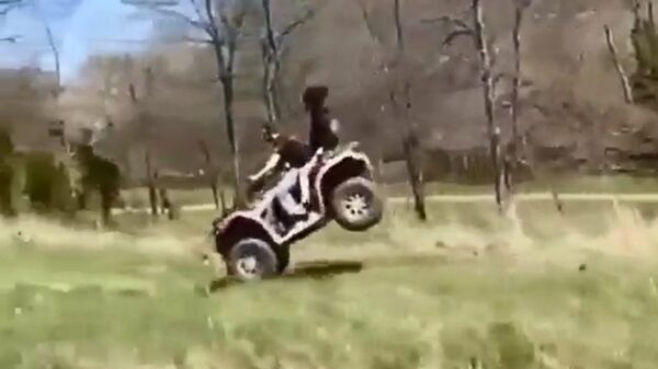 Redneck loopt nekhernia op na wild ritje op quad