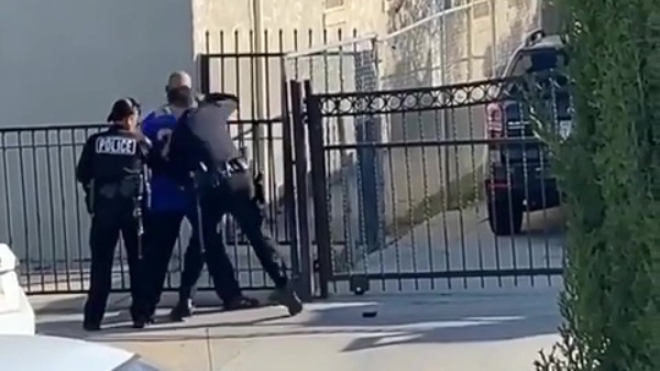 Politieagent in Los Angeles geschorst nadat hij een verdachte zonder reden in elkaar slaat