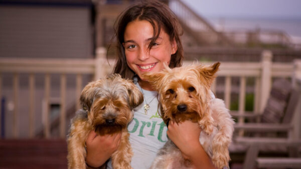 Meisje leert dat je goed moet opletten als je een hond knuffelt