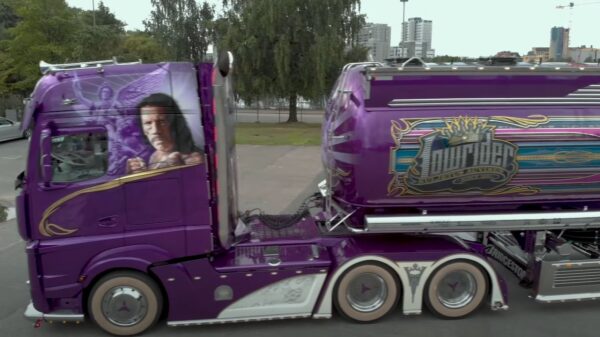 Met deze custom Mercedes lowrider-vrachtwagen trekt je heel wat bekijks