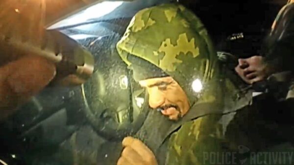 Vrouwelijke politieagent met bodycam wordt onverwachts beschoten door verdachte