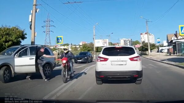 Slapende automobilist houdt na botsing verkeerde weggebruiker aan