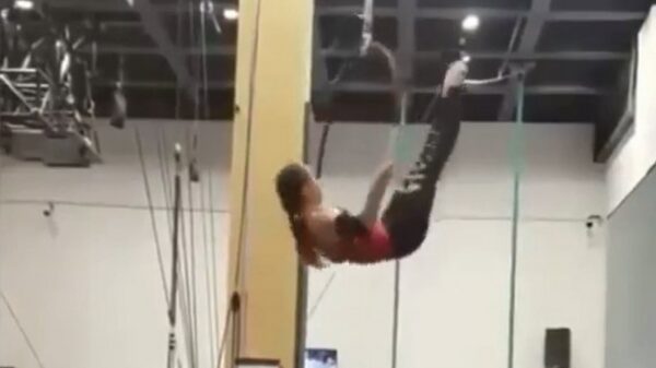 Acrobaat hangt zichzelf bijna op