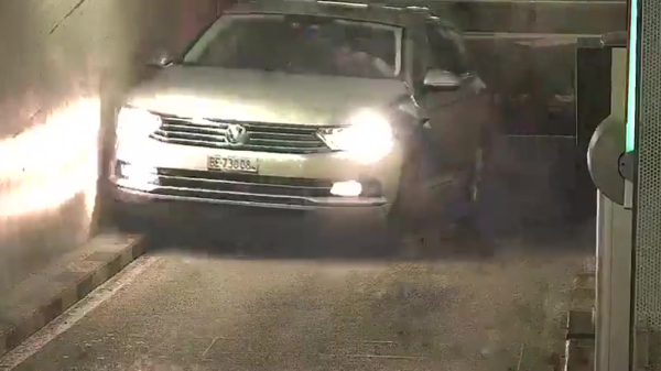 Duitse dame schrijft haar Volkswagen af bij binnenrijden van parkeergarage