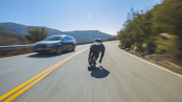 Longboarder jankt met hoge snelheid van bergen in Californië af