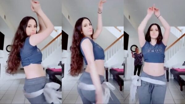 Mama is niet zo blij met haar buikdansende dochter