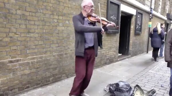 Straatmuzikant maakt een 180 noscope