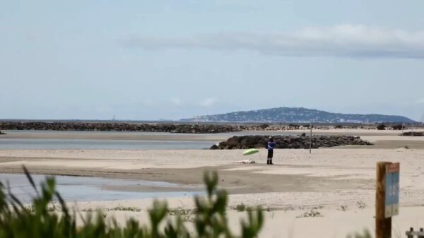Politie pakt opblaasbare overtreder op het strand