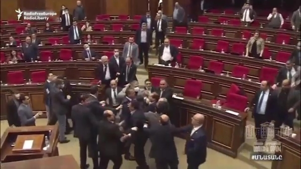 In het Armeense parlement worden discussies iets te letterlijk uitgevochten