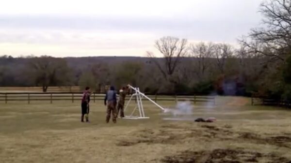 Kinderen zijn creatief met vuurwerk, papa filmt op veilige afstand