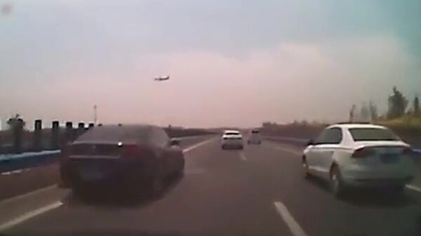 Protip: houd je ogen op de weg, niet op het vliegtuig