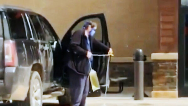 Patiënt leegt z'n opvangzak op de lokale parkeerplaats