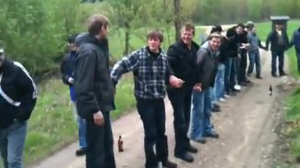 Een groep mannen en wat schrikdraad blijkt een prima conbinatie