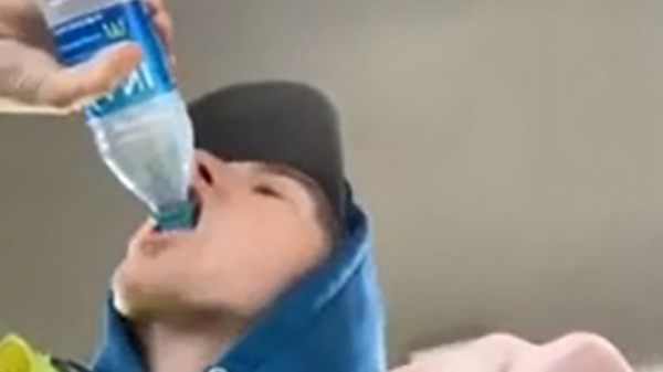 Stoertje drinkt een flesje met ijskoud water