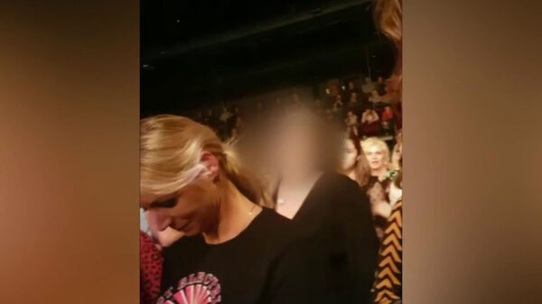 Irritante trut wordt door Douwe Bob de zaal uitgezet omdat ze overal doorheen lult