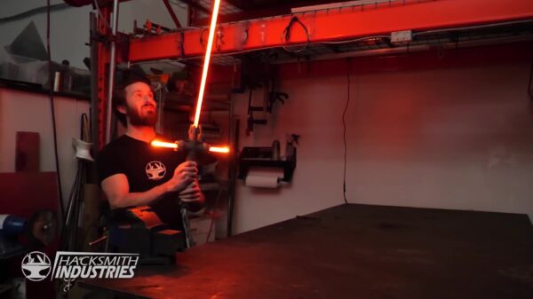 Knutselaar bouwt zijn eigen levensgevaarlijke Kyle Ren Lightsaber