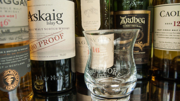 Het is Wereld Whisky dag: dit zijn 10 lekkere whisky's onder de €50,-